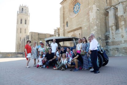 Alguns dels protagonistes del calendari, en la sessió fotogràfica ahir a la Seu Vella.