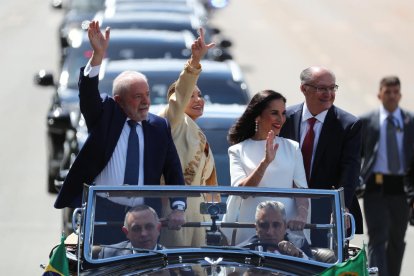 El president electe, Luiz Inácio Lula da Silva, amb la primera dama, Rosángela da Silva, ahir a Brasília.