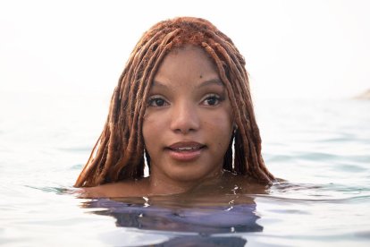 Halle Bailey interpreta a la sirena Ariel.