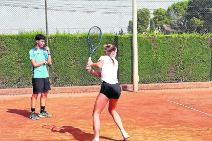 Jordi Buira, durant una sessió d'entrenament amb una de les seues alumnes al CN Lleida.