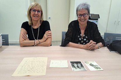 Carol Feixa i Conxita Navarro van donar la carta a la Universitat.