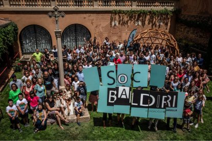 Fotografia de grup dels guanyadors dels Premis Baldiri Reixac 2021-2022 de la Fundació Carulla.