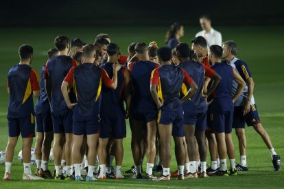 Los jugadores durante el entrenamiento de ayer en las instalaciones de la Universidad de Catar.