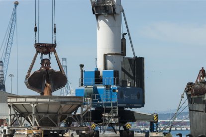 Imatge d’arxiu d’una grua en els treballs de la descàrrega de gra al port.