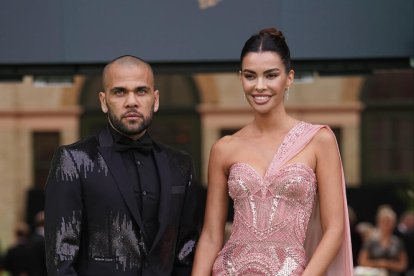 El exfutbolista del F.C. Barcelona, Dani Alves, y la modelo Joana Sanz. 