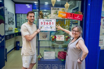 Albert Ybarz y Ana Estany posan ayer con el número ganador del primer premio de la Lotería Nacional.