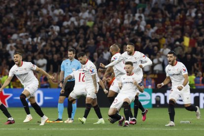 Los jugadores del Sevilla estallan de júbilo tras marcar Montiel el penalti decisivo.