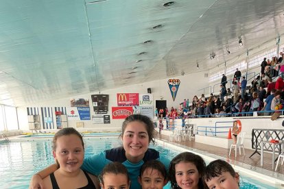 Las nadadoras del CN Lleida junto a su entrenadora.