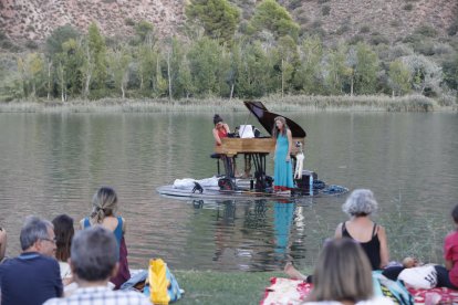 Un momento del recital ayer de Le Piano du Lac en las aguas del Segre en Sant Llorenç de Montgai.