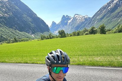 Kilian Jornet, entrenant-se amb bicicleta per la lesió al maluc.