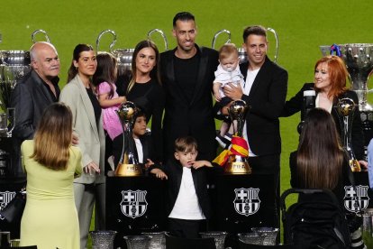 Sergio Busquets, acompanyat per la seua família, durant l’acte de comiat d’ahir al Camp Nou.