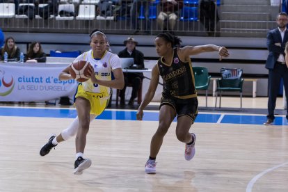 Stephanie Watts con el balón durante el partido de ida, la semana pasada en La Seu d’Urgell.