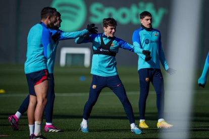 Gavi, durante el entrenamiento y detrás suyo Bellerín que se ha ido al Sporting de Lisboa.