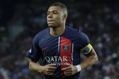 Kylian Mbappé, lluint el braçalet de capità al PSG.