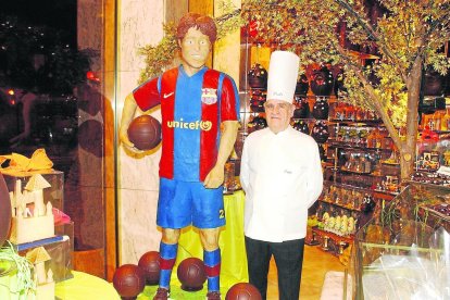 Prats, amb la figura de xocolate del futbolista Bojan Krkic.