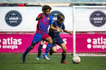 Una jugador del Barça y uno del Atlètic Lleida pugnan por un balón en la edición del pasado año.