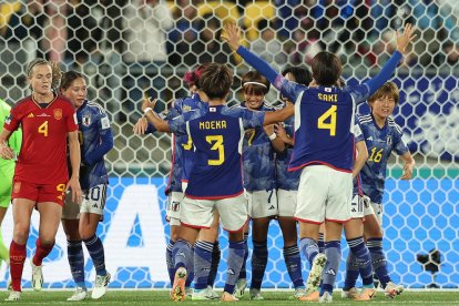 Les jugadores japoneses celebren un dels quatre gols amb què van superar Espanya.