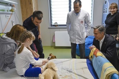 Antony Blinken visitó ayer un hospital infantil en Kyiv.