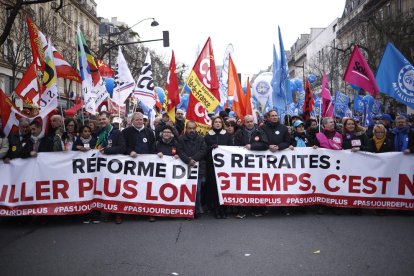 Líderes de sindicatos al frente de una marcha en París.