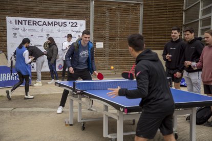 Dos dels participants que van competir en el campionat de tenis taula durant la jornada.