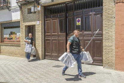 Efectius de la Guàrdia Civil recullen proves de la casa d’Utrera.