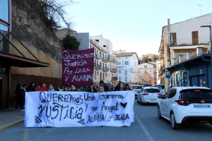 Un centenar de persones marxen a Sallent contra l’assetjament.