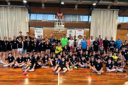 Jugadores de la base, padres y madres de estos y técnicos del Lleida Handbol la pasada semana.