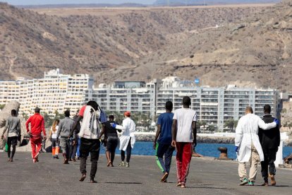 Un grup de migrants després de ser rescatats en aigües canàries.