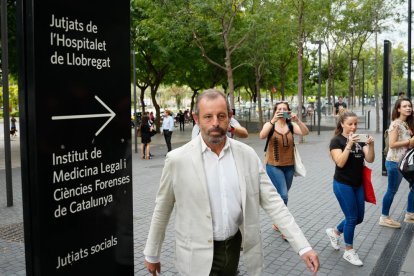 L’expresident del FC Barcelona Sandro Rosell, a les portes del jutjat de Barcelona al setembre.