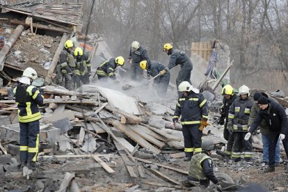 Bombers buscant víctimes després d’un atac a Kíiv.