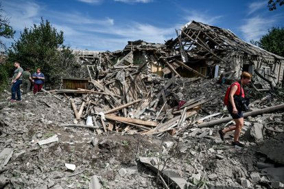 Un habitatge en ruïnes pels bombardejos russos a Kuixuhum, a la regió de Zaporíjia.