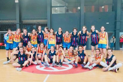 Las jugadoras del Sedis, en una foto de familia junto a las del Barça.