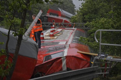 Els serveis d’emergències treballant al lloc de l’accident.