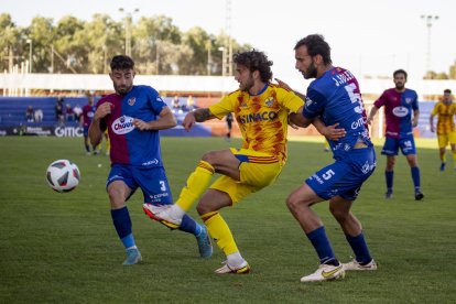 ‘Fer’ Cortijo, a la izquierda, en un partido contra el Lleida.