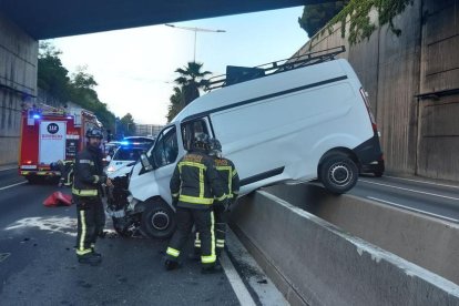 Una furgoneta va quedar suspesa a la meridiana després del xoc.