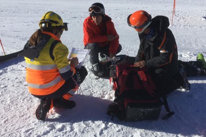 Efectivos de emergencia durante el simulacro en Port Ainé. 