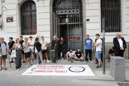 S'encadena per protestar contra la seua possible detenció