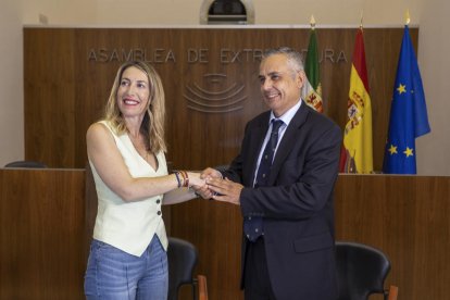 María Guardiola i Ángel Pelayo Gordillo van firmar ahir el pacte per governar en coalició.