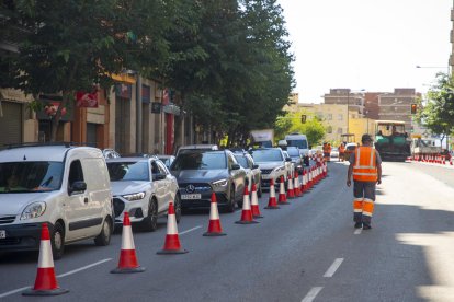 Caos viari al passeig de Ronda per treballs de pavimentació