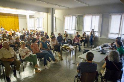 La asamblea se celebró en el local social de Magraners y asistieron cerca de ochenta personas. 