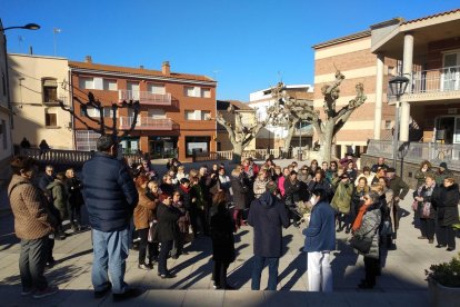 Freixinet, amb un ram de flors en l’acte d’homenatge d’ahir.