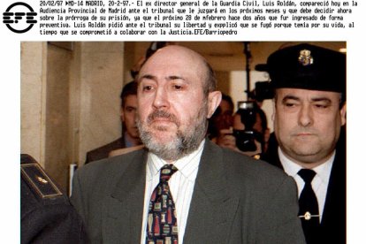 Luis Roldán, escoltado en su llegada a la Audiencia Provincial de Madrid el 20 de febrero de 1997.