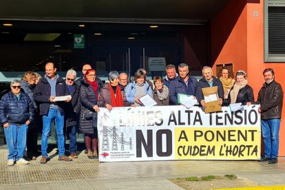 Los vecinos en contra del proyecto, antes de registrar las firmas. 