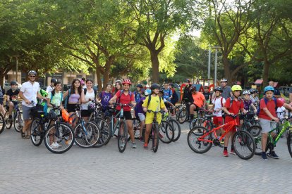 Cent alumnes del Montsuar i Sant Jordi van amb bicicleta als centres