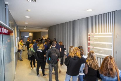 Colas para entrar en un aula para hacer las pruebas el sábado en el campus de la Universitat de Lleida