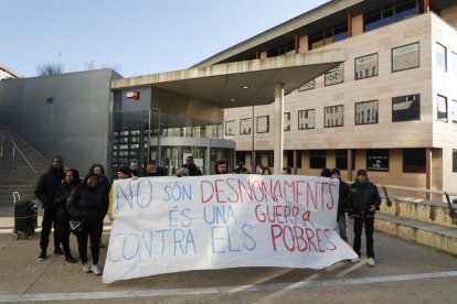 Suport a dos investigats per intentar evitar un desnonament a la Mariola