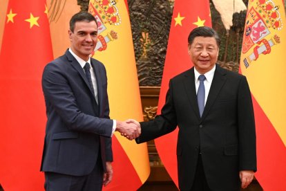 Pedro Sánchez y Xi Jinping se dan la mano momentos antes de su reunión en Pekín.