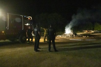 Mossos i Bombers, divendres a la nit després de la tragèdia.