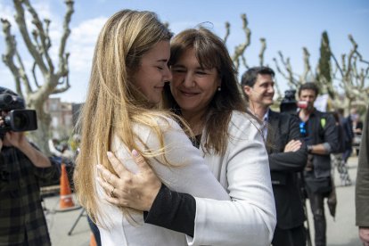 La líder de Junts, Laura Borràs, abrazando el jueves a su hija Marta tras ser condenada.