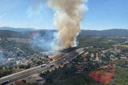 Un incendi obliga a tallar l'autovia A-2 al seu pas per Collbató